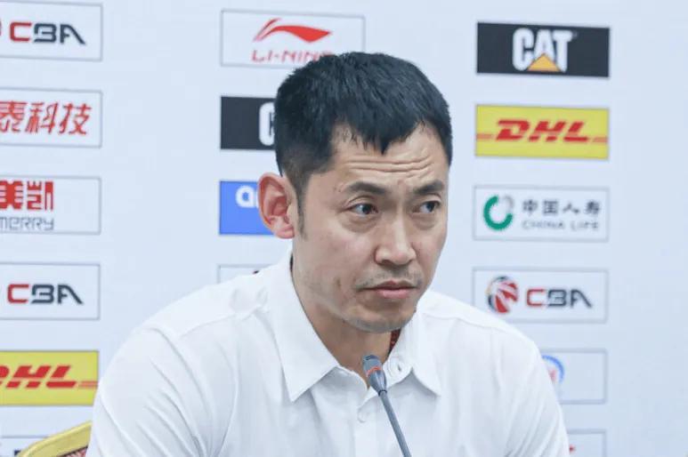 如意体育官网-输广州发布会！张庆鹏怒斥全队防守太软，不能赢一场就松懈！