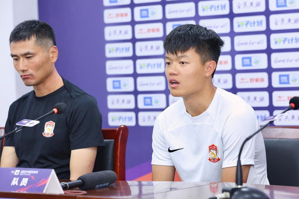 如意体育app-海港官宣中超抢断王加盟 已拥5大U23国足红星 名记：换血完胜申花